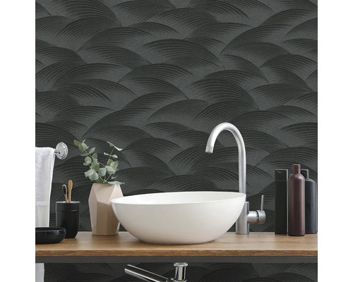 Badrum med handfat och mönstrad tapet med vågmönster