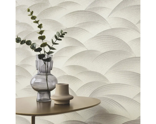 Tapet med vågmönster och bord med vaser