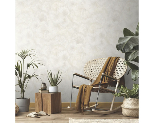 Vardagsrum med mönstrad tapet, gungstol och krukväxter