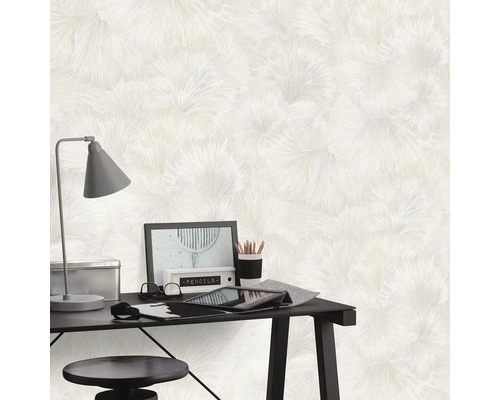 Dekorativt rum med en mönstrad tapet bakom ett skrivbord.