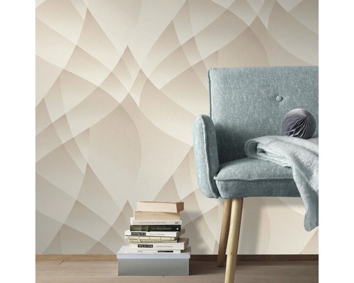 Vardagsrumsscen med beige tapet med abstrakt mönster och fåtölj med filt