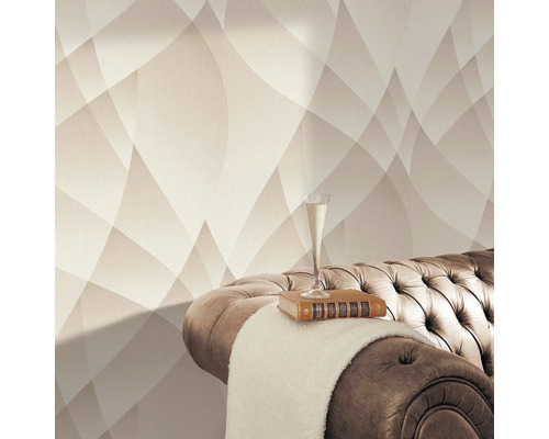 Rumsbild med mönstrad tapet, soffa, bok och glas