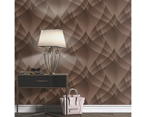 Dekorativt sovrum med sängbord, lampa och abstrakt tapet