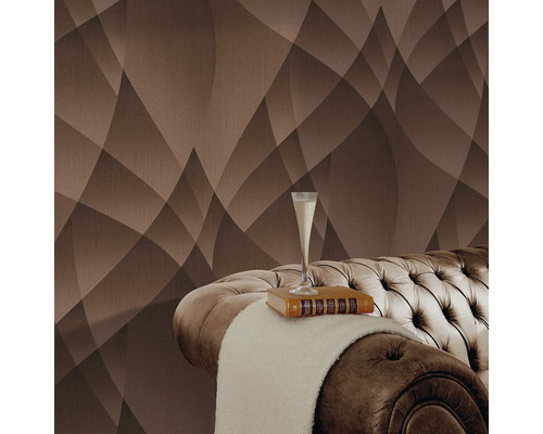 Dekorativ väggdekoration med geometriskt tapetmönster ovanför en soffa