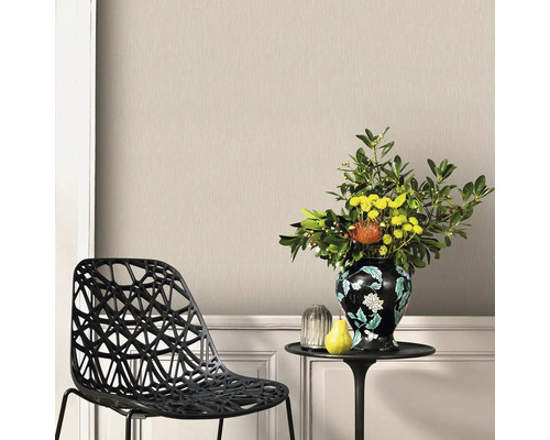 Beige non-woven tapet i vardagsrum med stol och bordsdekoration