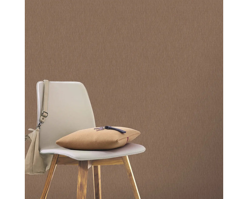 Non-woven tapet med fin struktur bakom stol