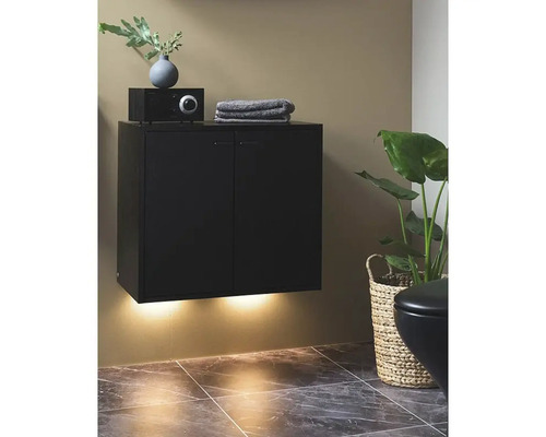 Modernt badrum med svart hängande skåp, radio, handdukar och växt