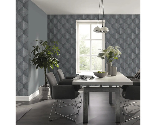 Matsal med geometrisk tapet och matbord