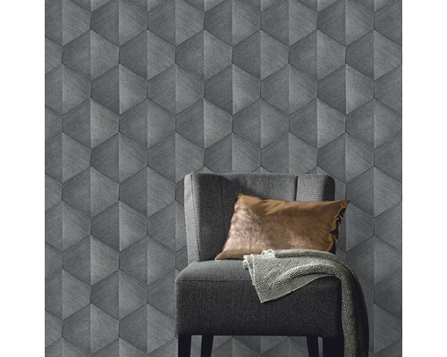 Inredning med grå 3D-effekt tapet, stol och kuddar.