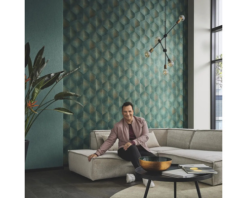 Vardagsrum med geometrisk tapet, hörnsoffa, krukväxt och dekorativ belysning för en stilfull atmosfär