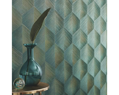 Närbild av en vägg med geometrisk tapet, dekorerad med en vas och ett blad