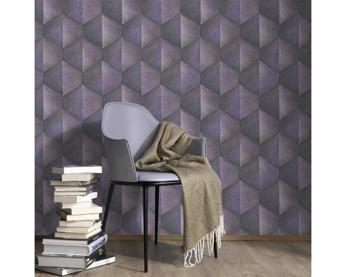 Vardagsrum med tredimensionell tapet och stol