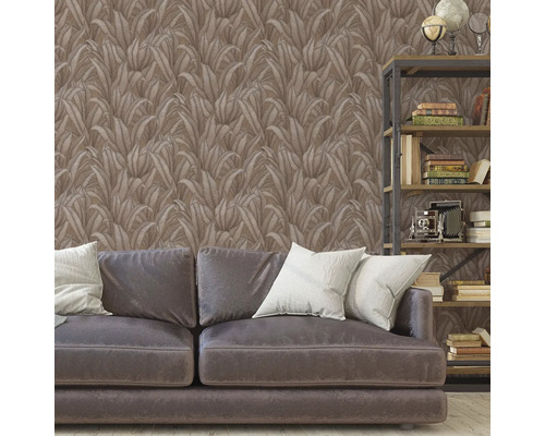 Vardagsrum med brun bladtapet, soffa och bokhylla