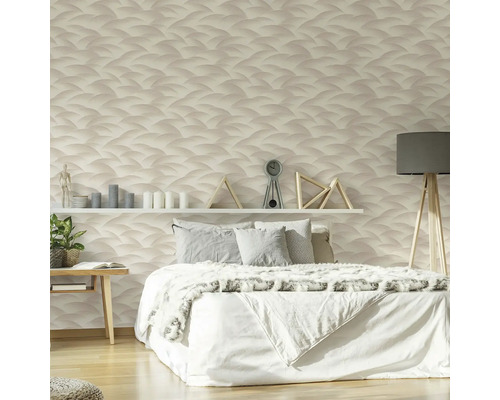 Sovrum med säng framför en vägg med tapet med vågmönster