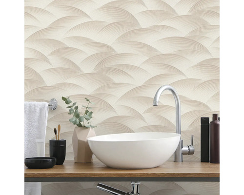 Badrum med handfat, blandare och mönstrad tapet