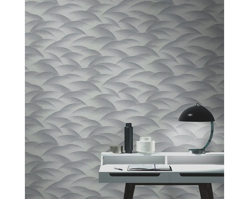 Rumsvy med mönstrad tapet, skrivbord och lampa