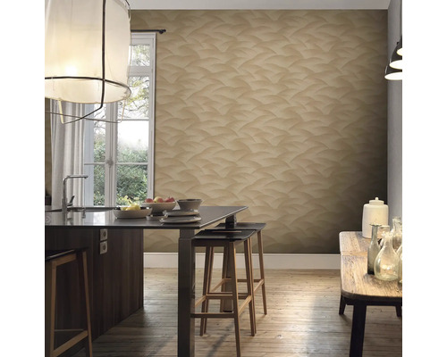 Ljust rum med mönstrad tapet, köksbord och stolar