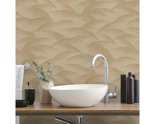 Modernt badrum med beige tapet i vågdesign, vitt handfat och blandare