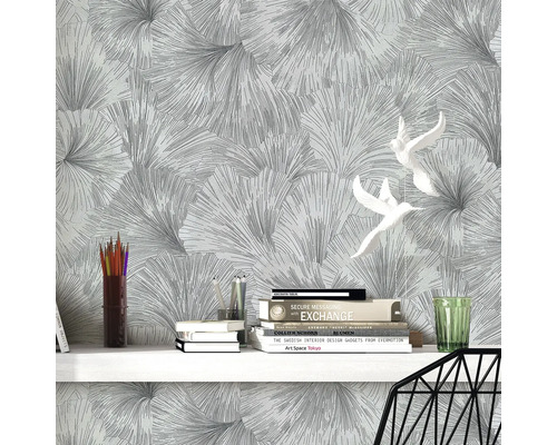 Scen med mönstrad tapet, skrivbord och dekorationer