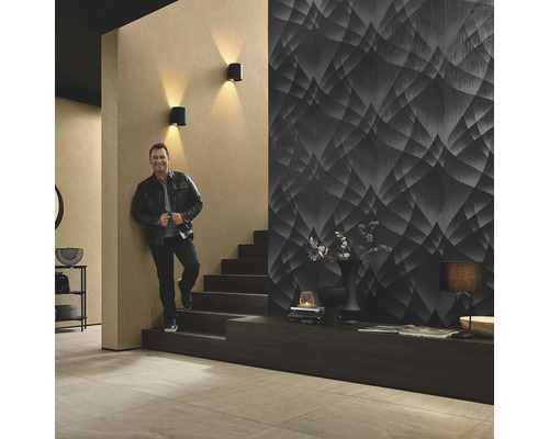 Vardagsrum med trappa, vägglampor och tapet med grafiskt mönster