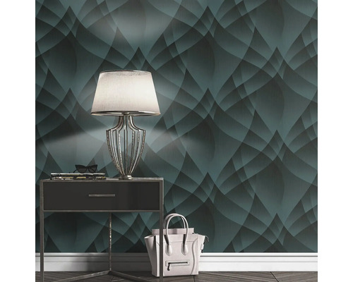 Mönstrad tapet med sänglampa, handväska och glasögon