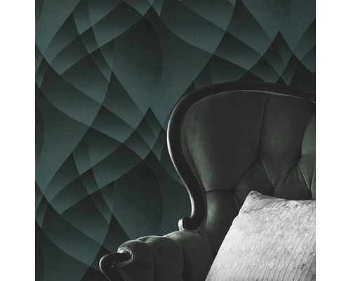 Tapet med geometriskt mönster och fåtölj med kudde