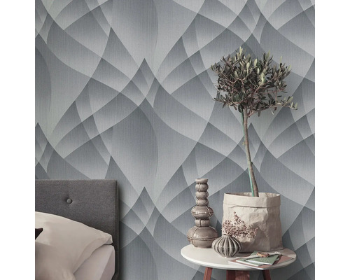 Rumsöversikt med mönstrad tapet, sängbord, dekoration och säng