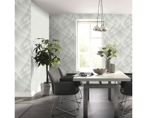 Matsal med modern design, matbord, stolar, krukväxt och tapet med grafiskt mönster