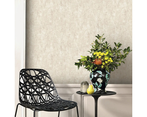 Dekorativt rum med mönstrad tapet, stol och blomvas