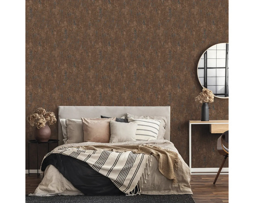 Sovrum med brun strukturtapet, säng och möbler