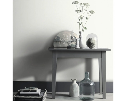 Dekorativt arrangemang med bord, vaser och bok