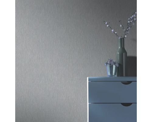 Texturtapet i vardagsrum med byrå och dekoration