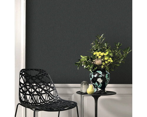 Scen med strukturtapet, en stol, ett bord med en blomvas och dekorationer.