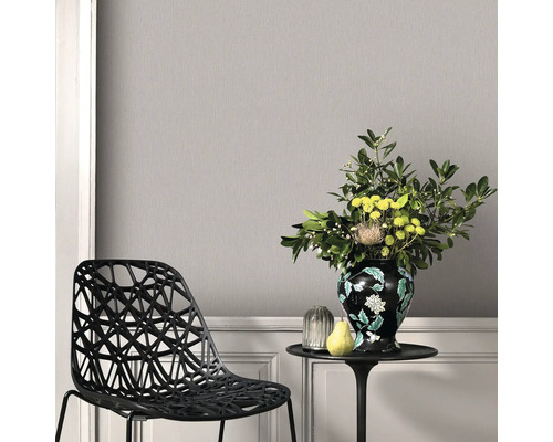 Tapet i rum med stol och bord