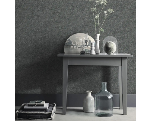 Scen med bord, dekoration och strukturtapet