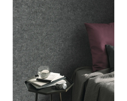 Sovrumsscen med mörk tapet, sängbord och säng