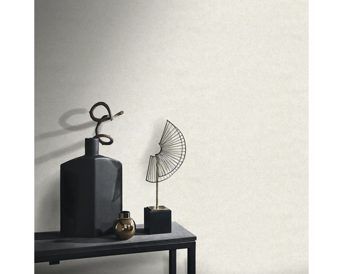 Dekorativa tillbehör på ett bord framför en vägg