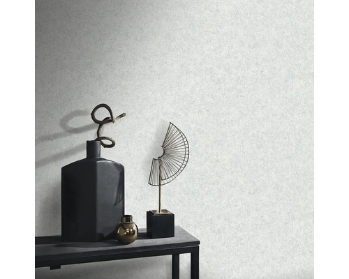 Dekorativ tapet med ornament, vaser och dekorationer på ett bord.