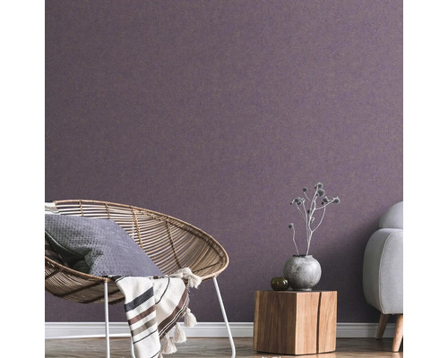 Vardagsrum med rottingfåtölj, träbord och non-woven tapet