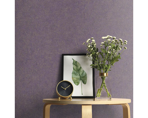 Närbild av ett bord med dekoration framför en mönstrad tapet