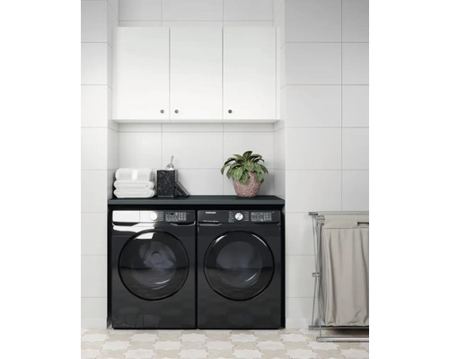 Tvättstuga med tvättmaskin, torktumlare, förvaringsutrymme och väggskåp