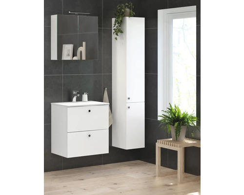 Badrum med tvättställ, spegelskåp och högskåp i en ljus och organiserad design.