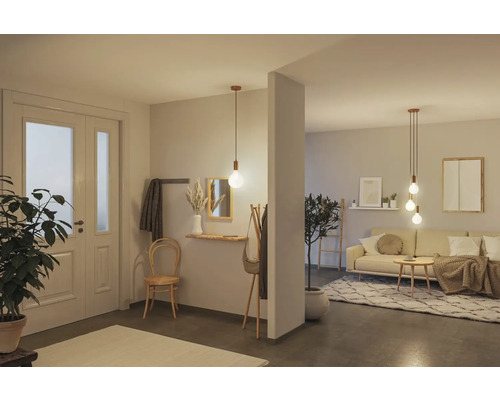 Ljus heminredning med hall och vardagsrum, utrustad med hänglampor, möbler och dekoration