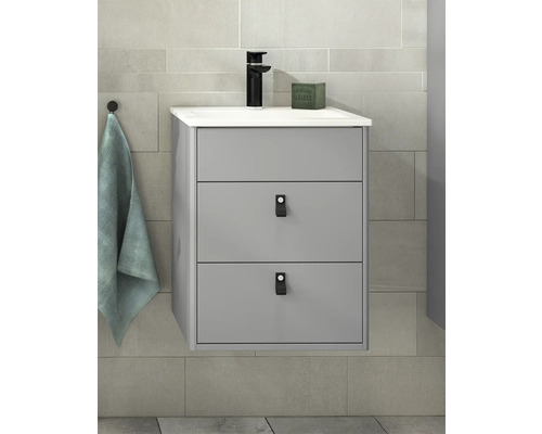 Grått tvättställsskåp med tre lådor, svart armatur och handdukshängare i badrummet