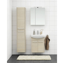 Badrum med tvättställsskåp, spegelskåp och högskåp framför vit vägg