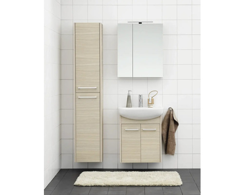 Badrum med tvättställsskåp, spegelskåp och högskåp framför vit vägg