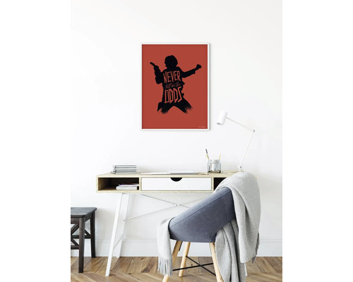 Dekorativ bild med silhuett och texten ''Never tell me the odds'' ovanför ett skrivbord