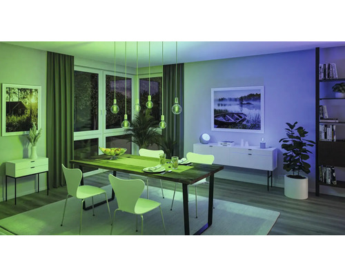 Matsal med matbord, stolar, pendellampor och dekorationer för en mysig atmosfär.