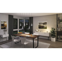 Matsal med träbord, stolar, hänglampor och skänk i ljus design