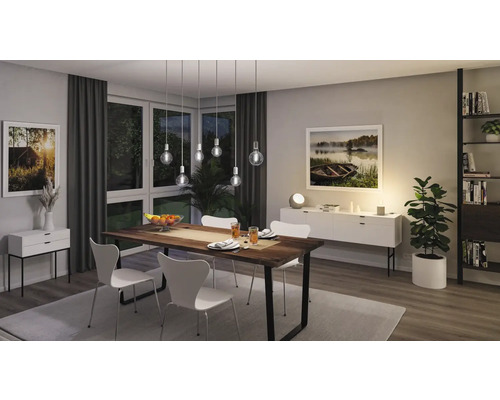 Matsal med träbord, vita stolar och pendellampor